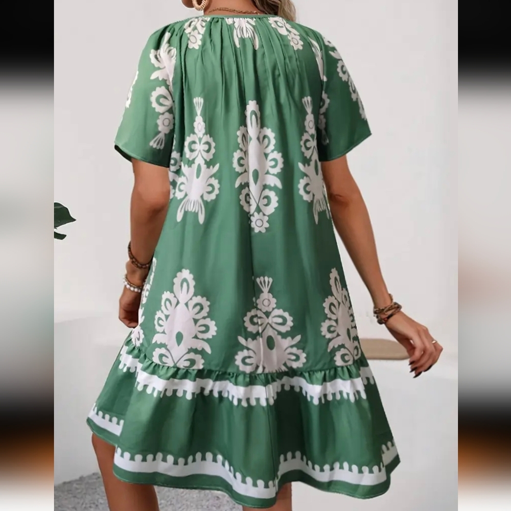 NEW Chic Green Patterned Mini Dress - Picture 3 of 10